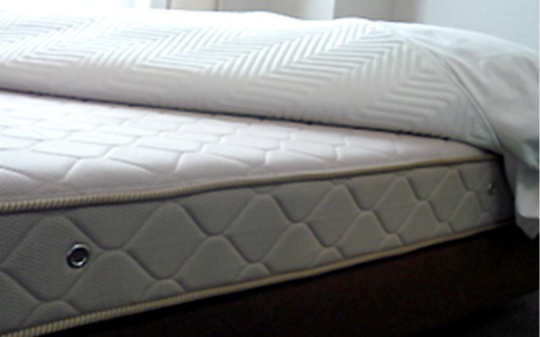 睡眠環境を快適に整えるベッドと羽毛布団